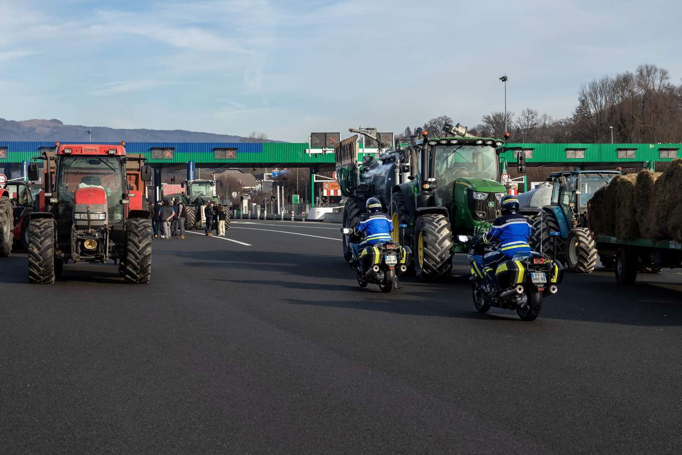 Tracteurs avançant vers le péage d’Allonzier-la-Caille