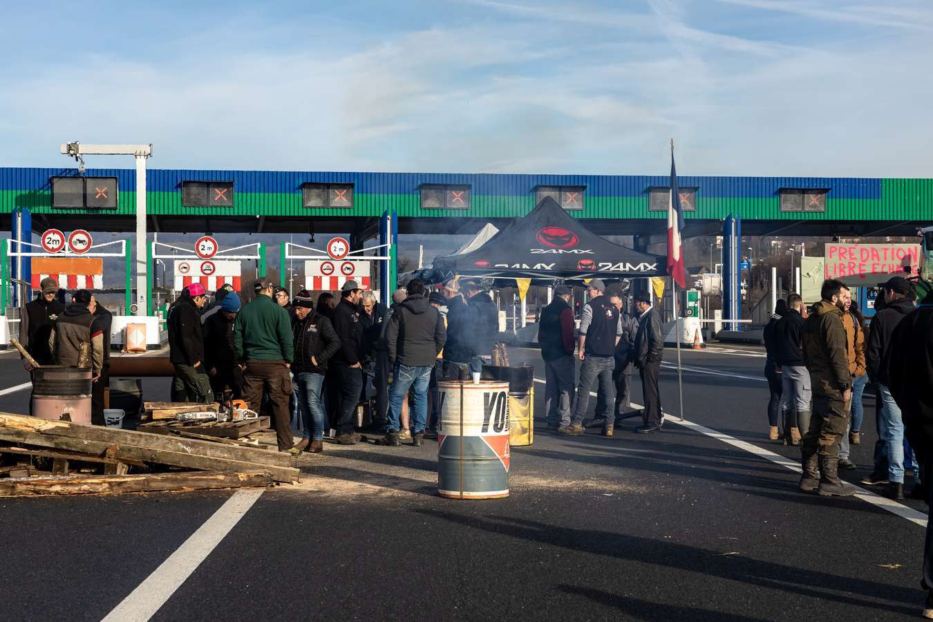 Agriculteurs rassemblés devant les barrières du péage
