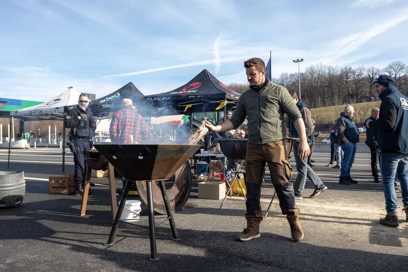 Agriculteur préparant un repas au bord de l’autoroute