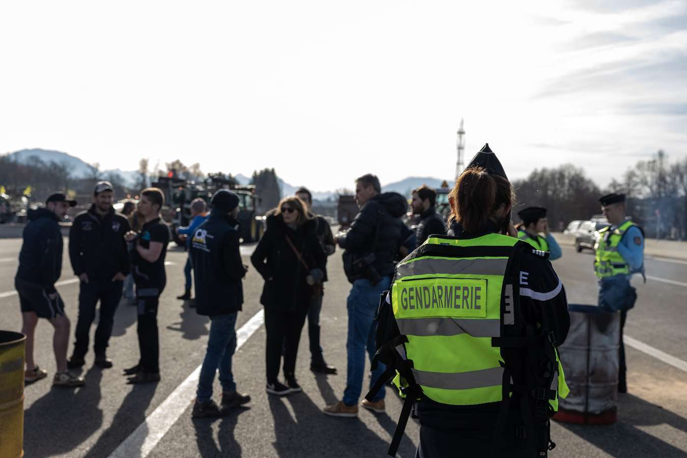 Agriculteurs et gendarmes au péage