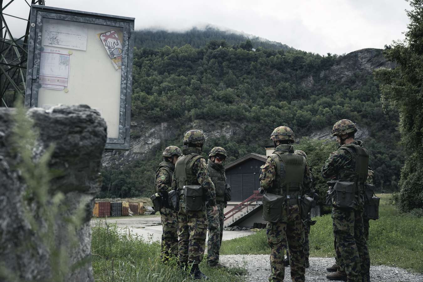 Militaires observant une zone de montagne