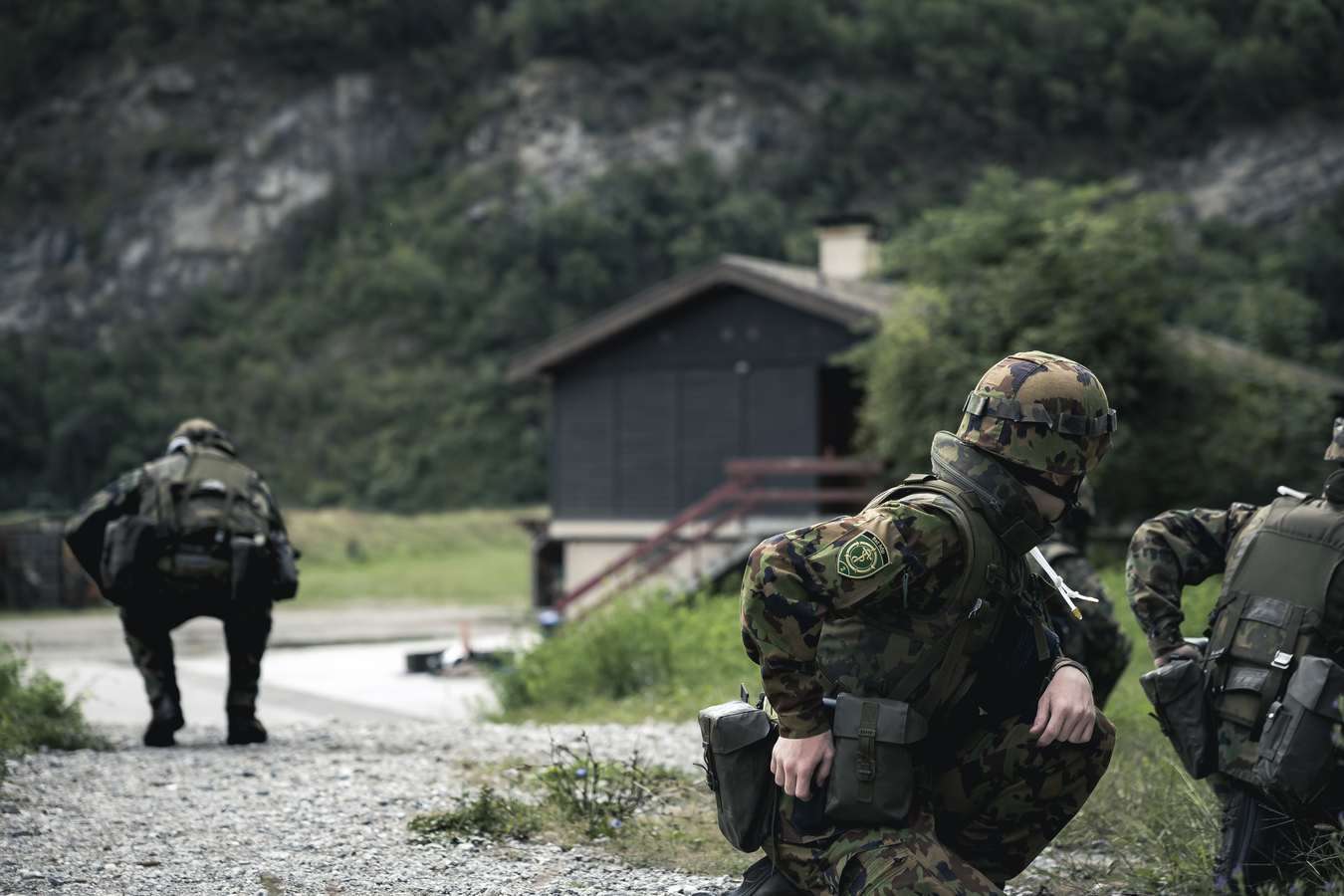 Militaires progressant avec leur équipement