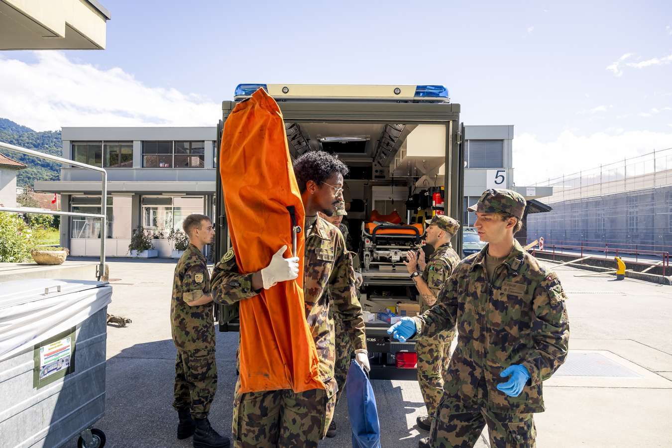 Militaires près d’un véhicule sanitaire