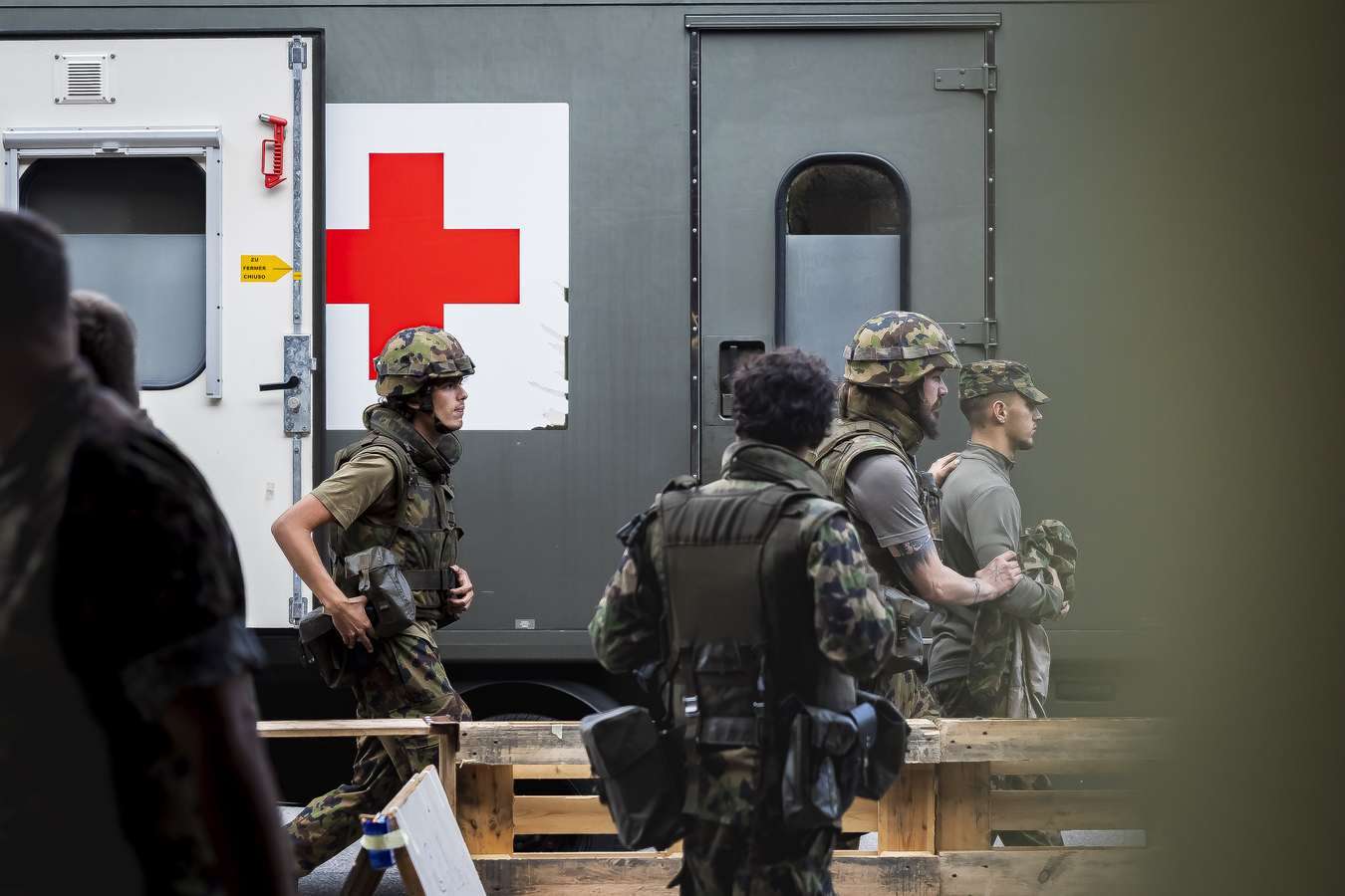 Militaires à proximité d’une ambulance