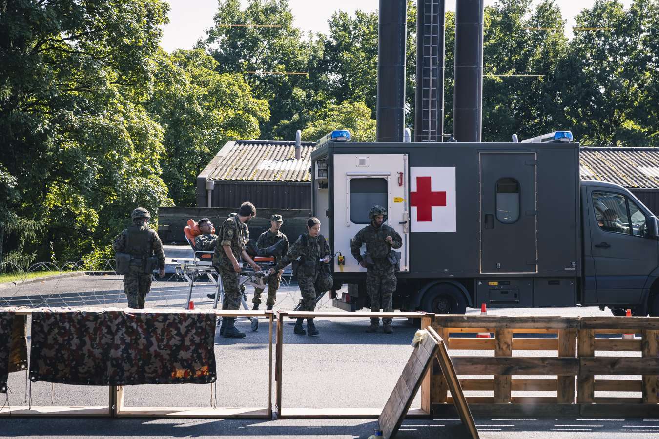 Équipe militaire devant une ambulance
