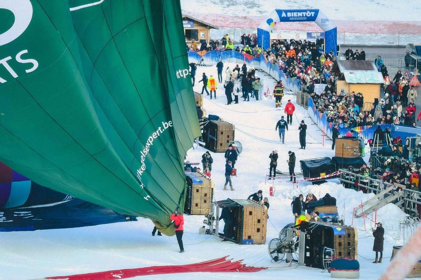 Montgolfière dans la vallée alpine