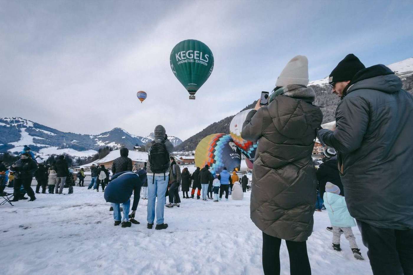 Ballon vert devant les sommets enneigés