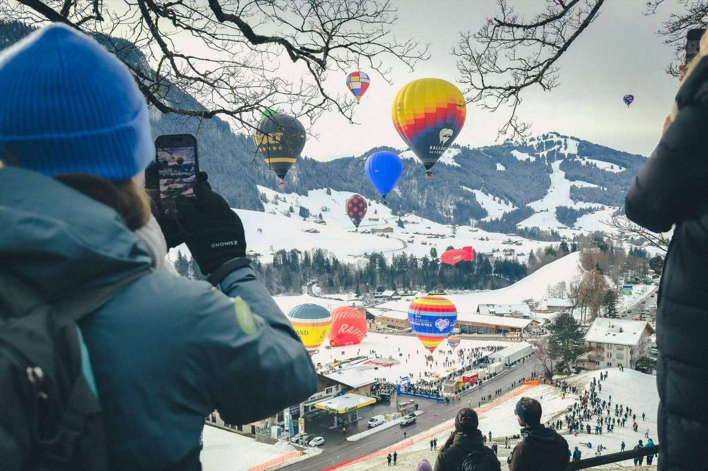 Montgolfières colorées au-dessus des Alpes