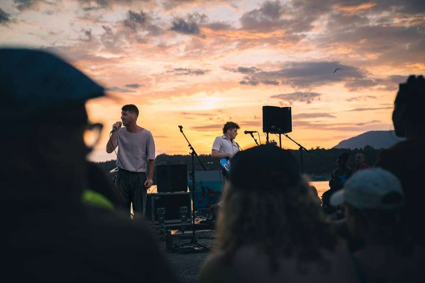 Chanteur sur scène au coucher du soleil