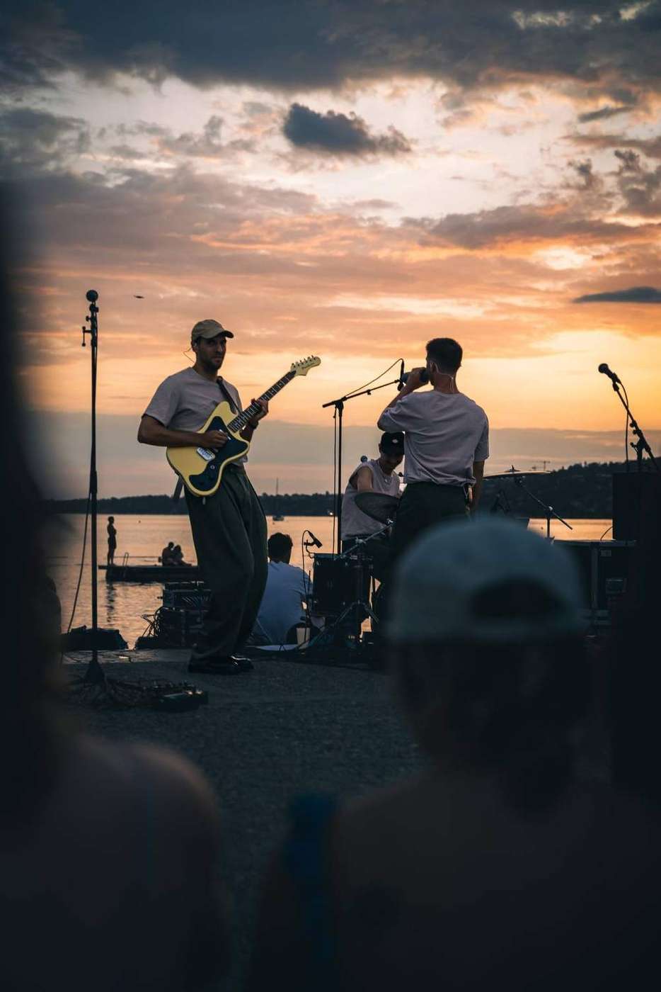 Musiciens en concert face au lac