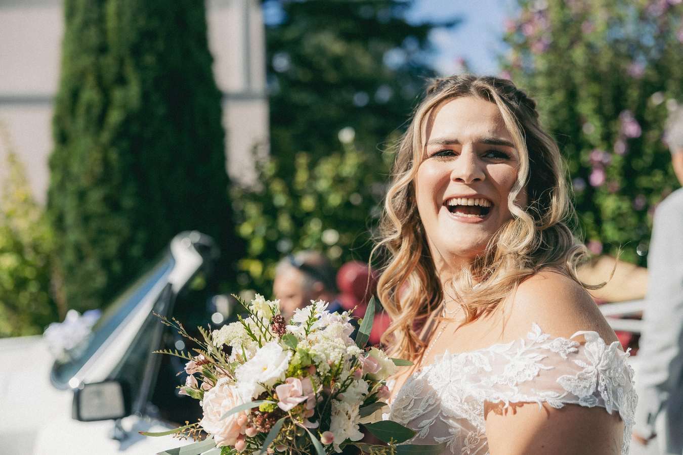 Mariée souriant avec son bouquet