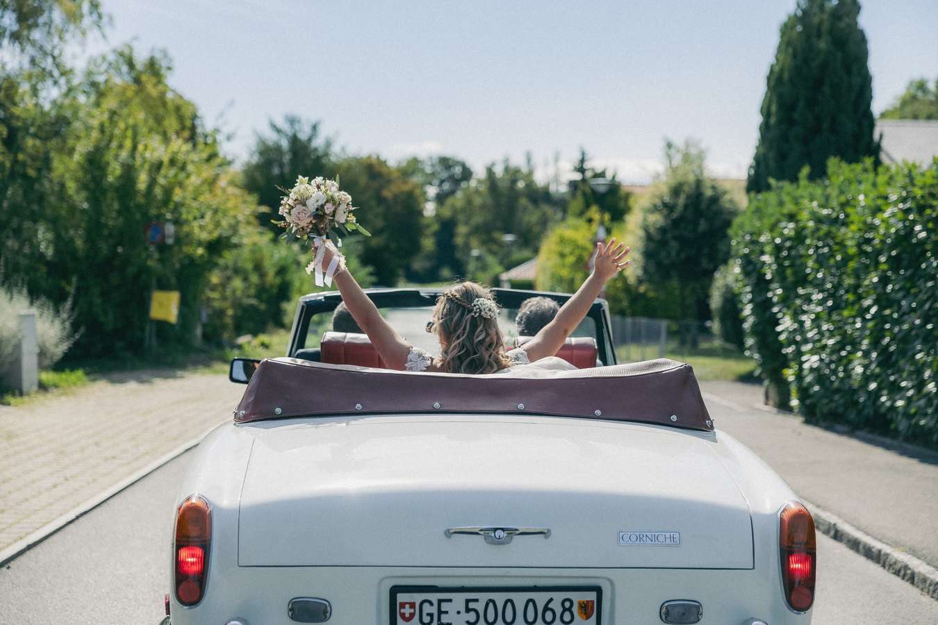 Mariés quittant la cérémonie en voiture