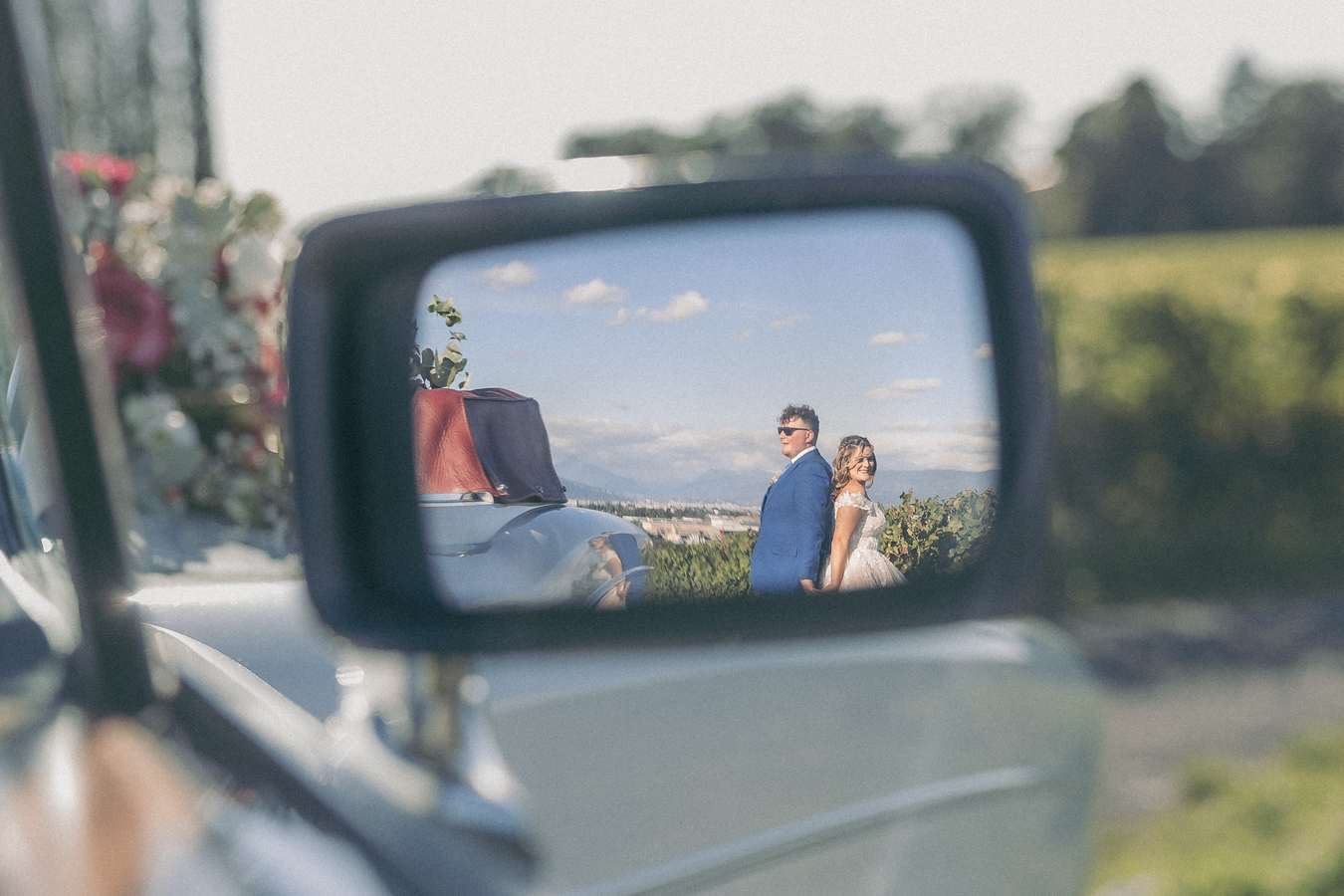 Reflet des mariés dans un rétroviseur