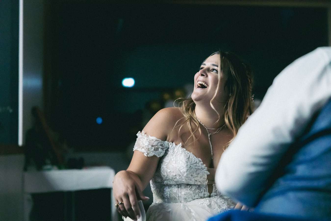 Mariée assise pendant la réception