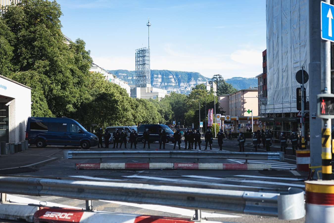 Barricades installées avant la manifestation No G7