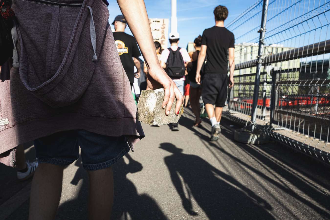 Participants en mouvement le long des barricades