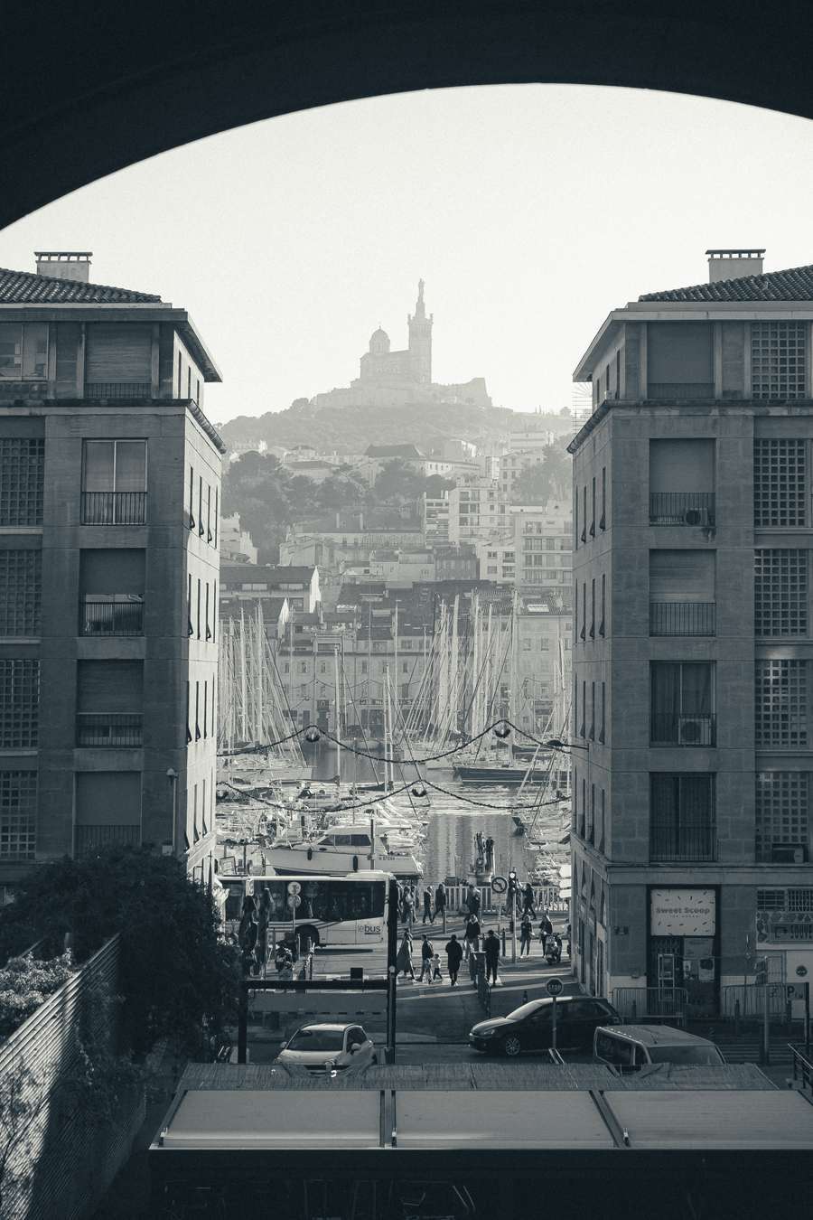 Marseille vue à travers une arche
