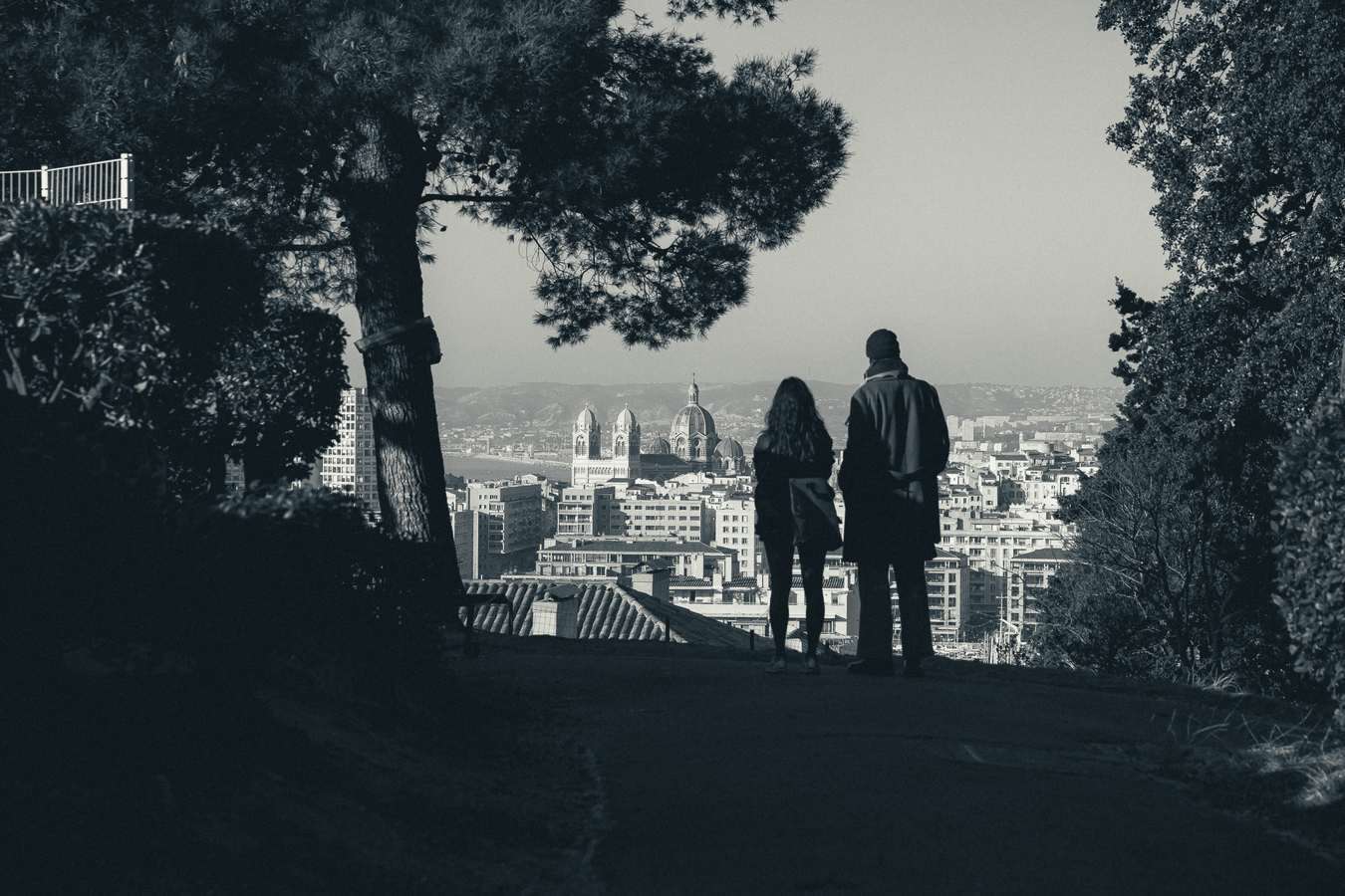 Deux silhouettes dominant Marseille