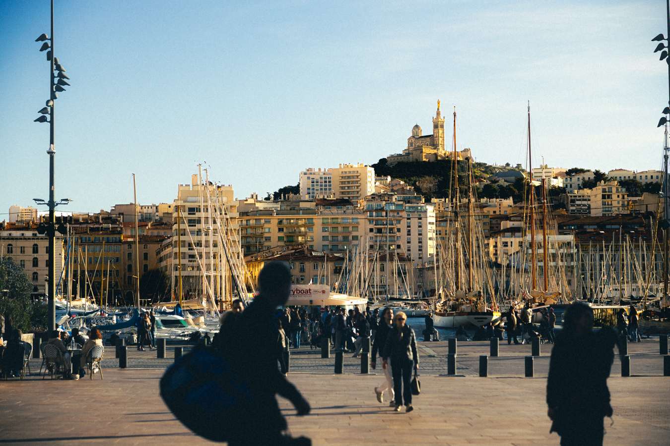 Vieux-Port de Marseille sous une lumière dorée