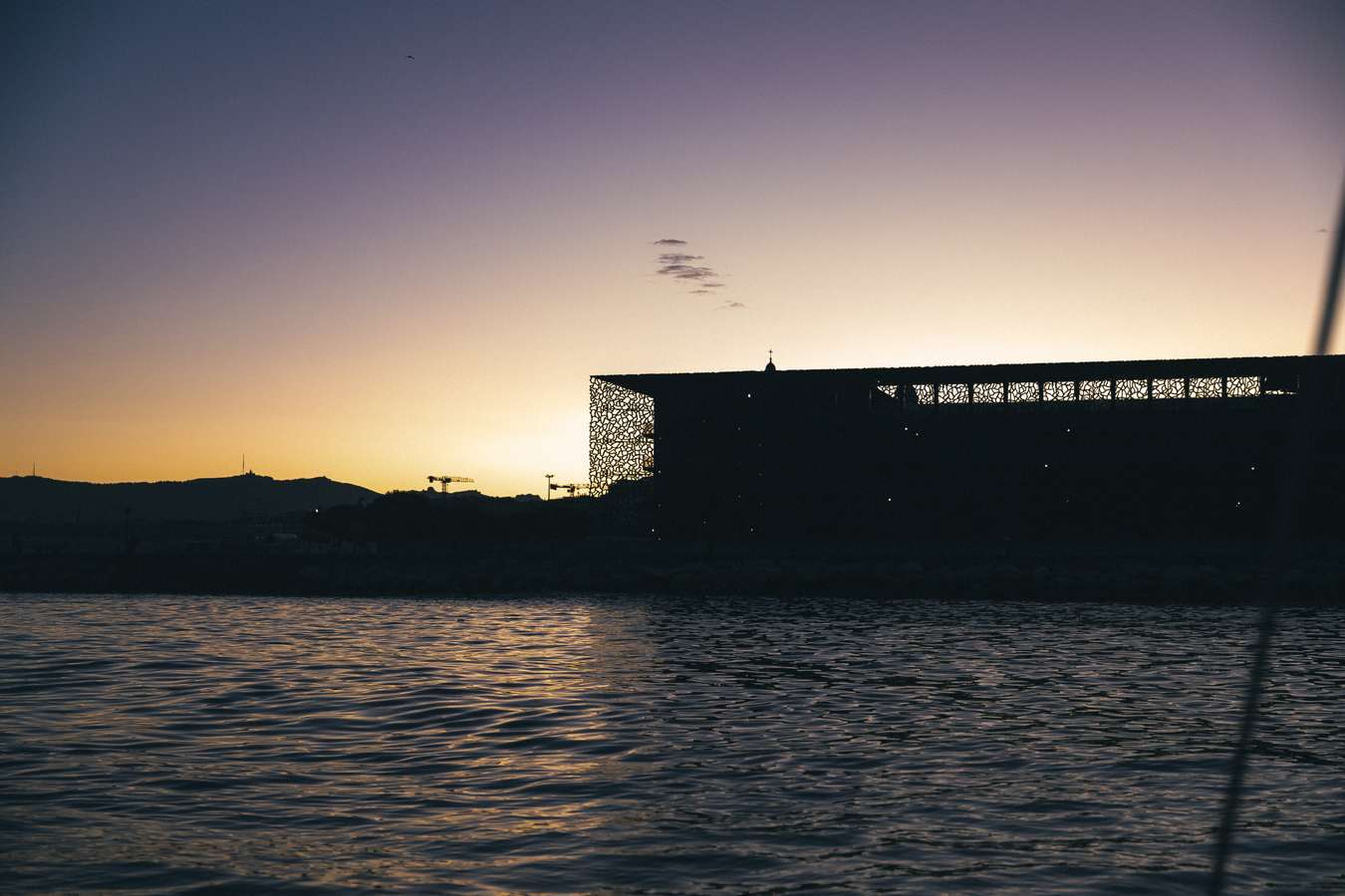 Bâtiment sur la mer au crépuscule