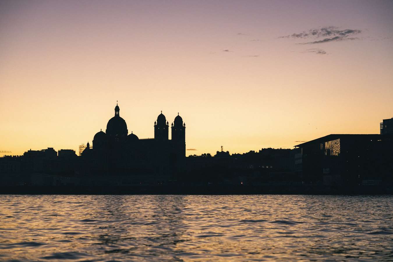Silhouette de Marseille au coucher du soleil