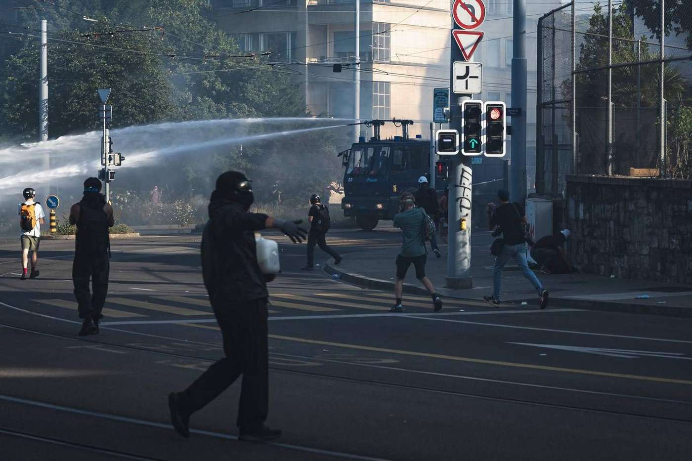 Canon à eau pendant la manifestation No G7