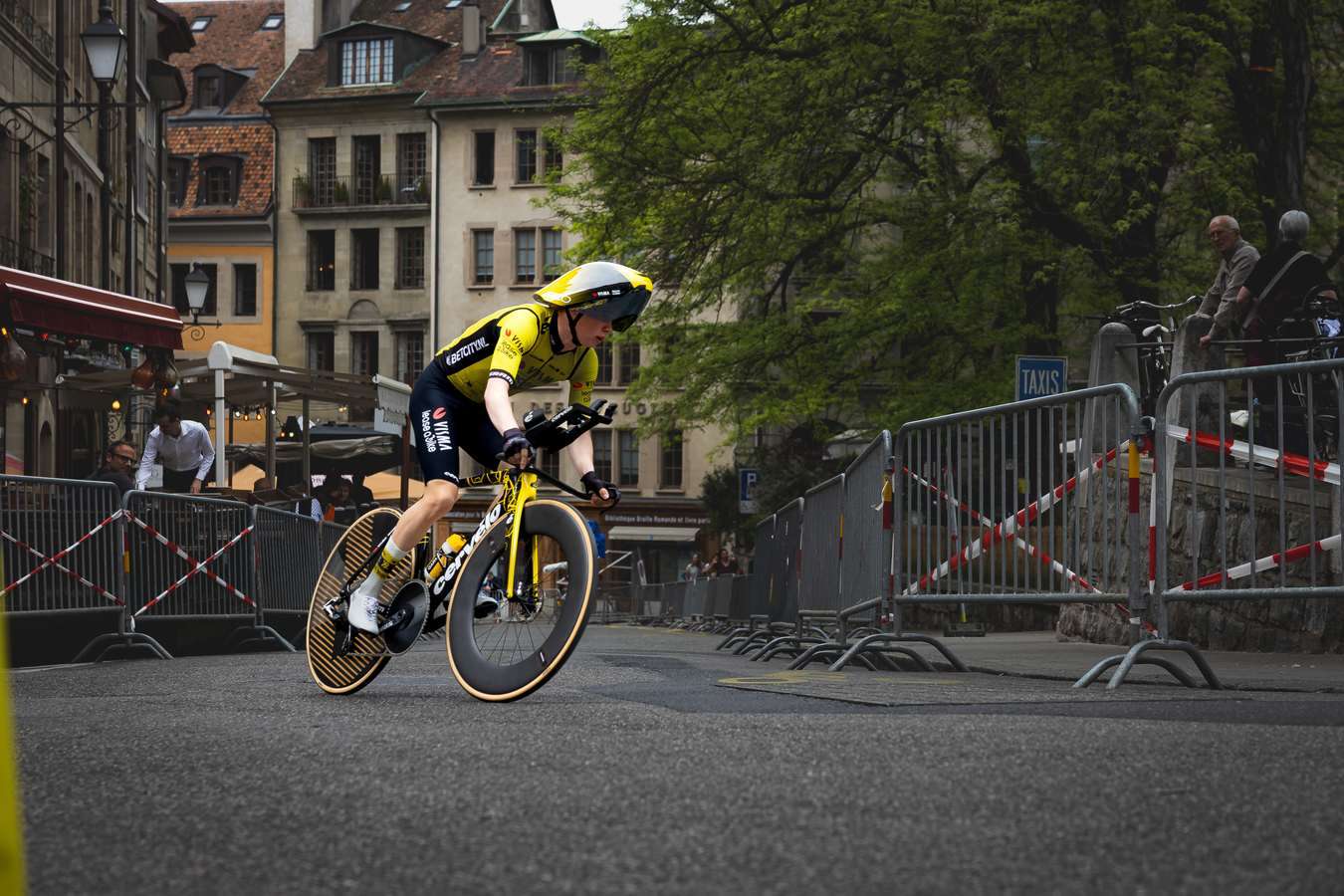 Cycliste en plein effort dans une rue de Genève