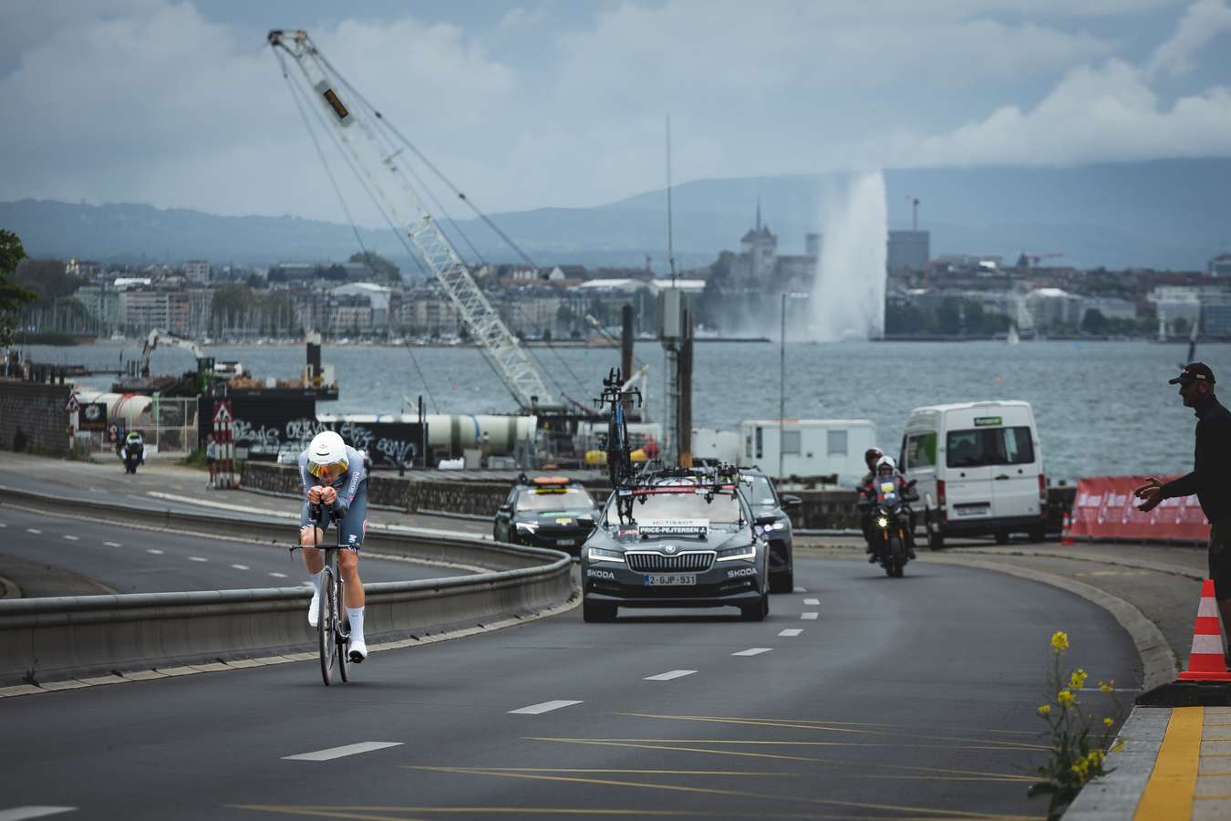 Coureur longeant la rade de Genève pendant le Tour de Romandie