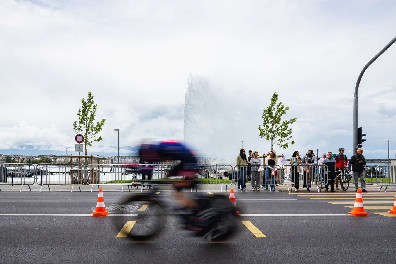 Cycliste traversant le cadre à grande vitesse