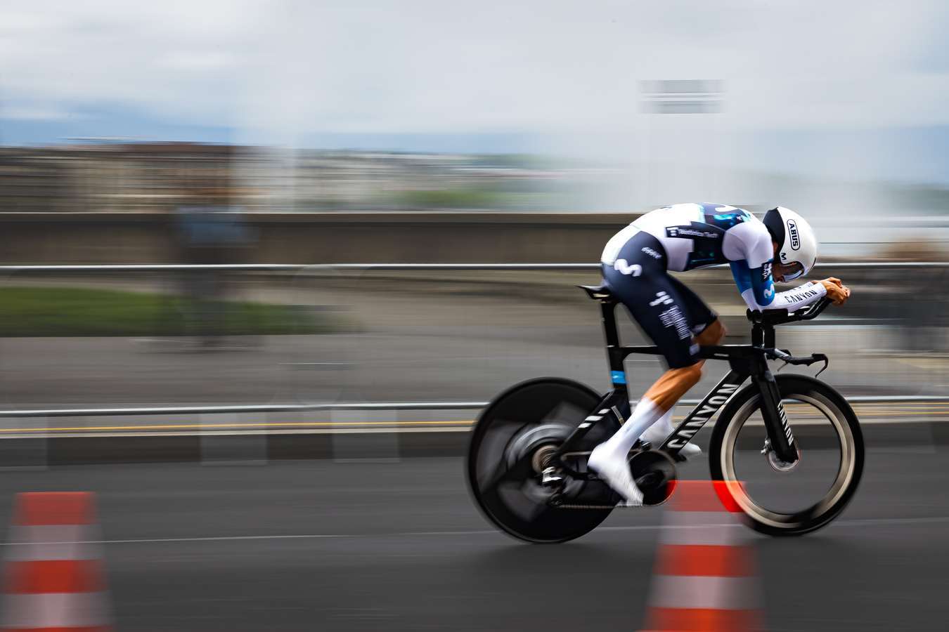 Coureur du Tour de Romandie lancé dans le contre-la-montre à Genève