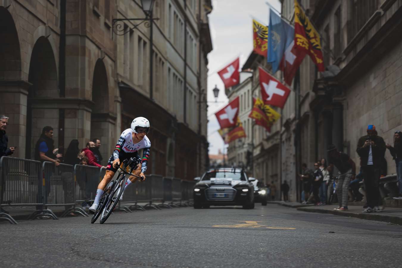 Cycliste du Tour de Romandie traversant la Vieille-Ville de Genève