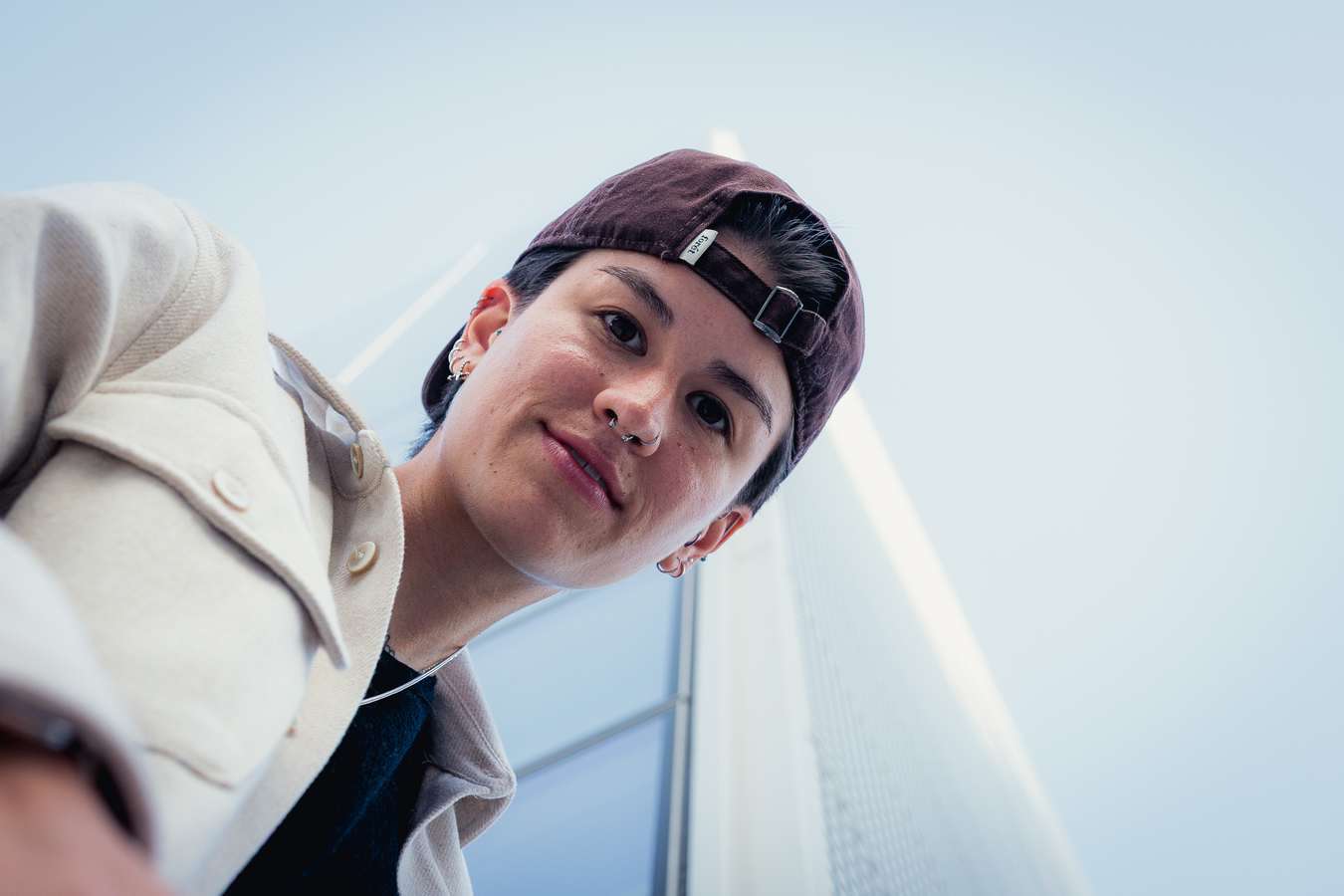Portrait en contre-plongée d’une personne portant une casquette