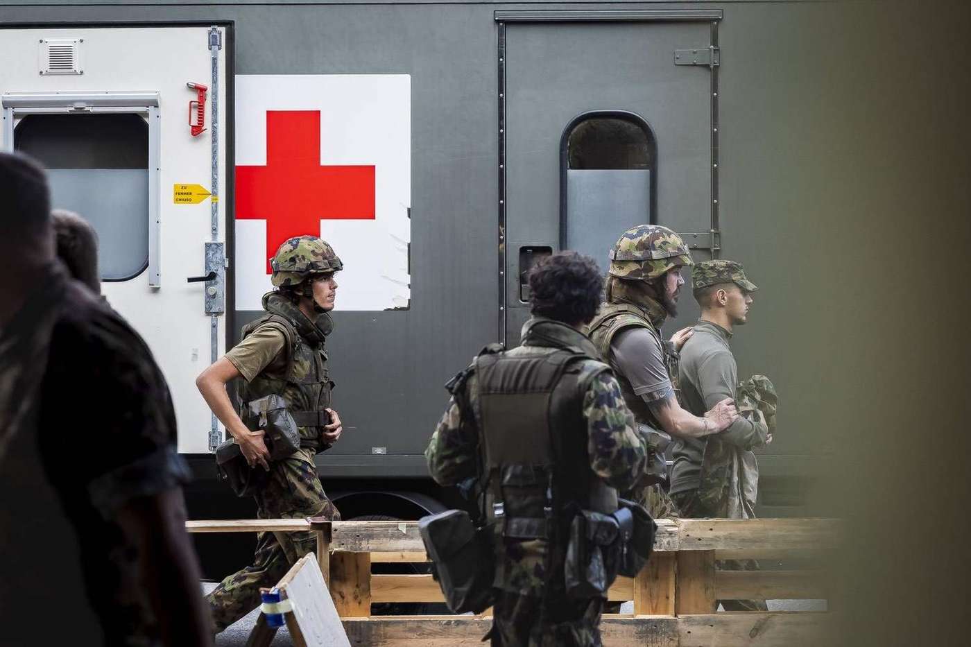 Personnel devant un véhicule sanitaire